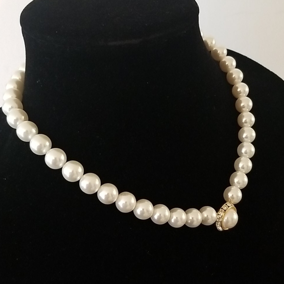 PEARL Necklace with Statement Pearl Center - Picture 3 of 4
